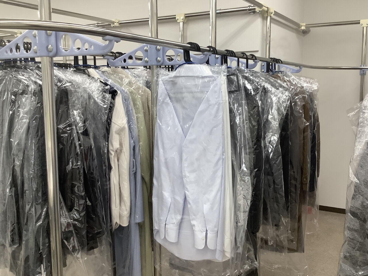 スーツのクリーニング代を節約したい！と思ったときに｜料金の相場は？安く済ませるには？自宅でも洗える？ オーダースーツSADA