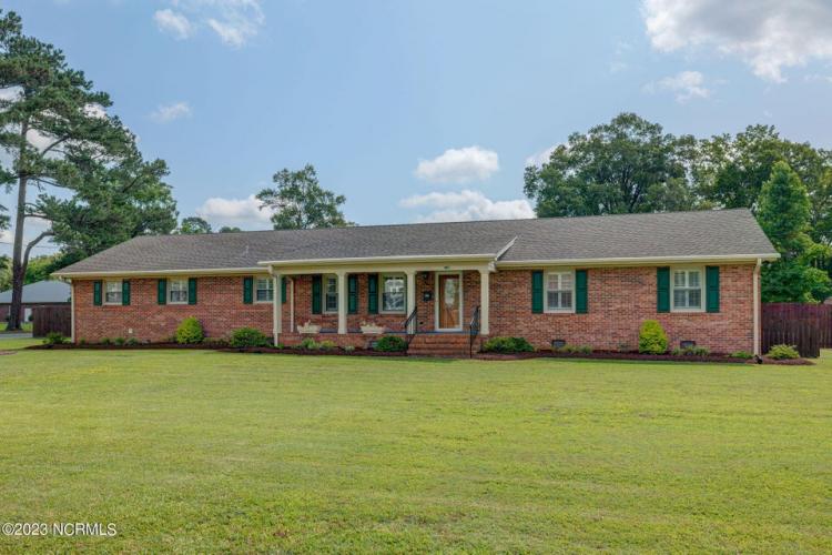 405 S College Street, Wallace, NC 28466