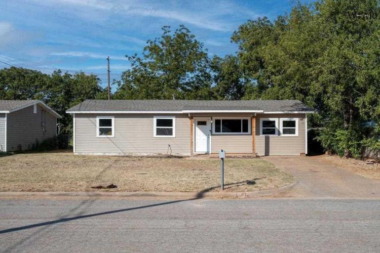 202 W Garden Dr, Iowa Park, TX 76367