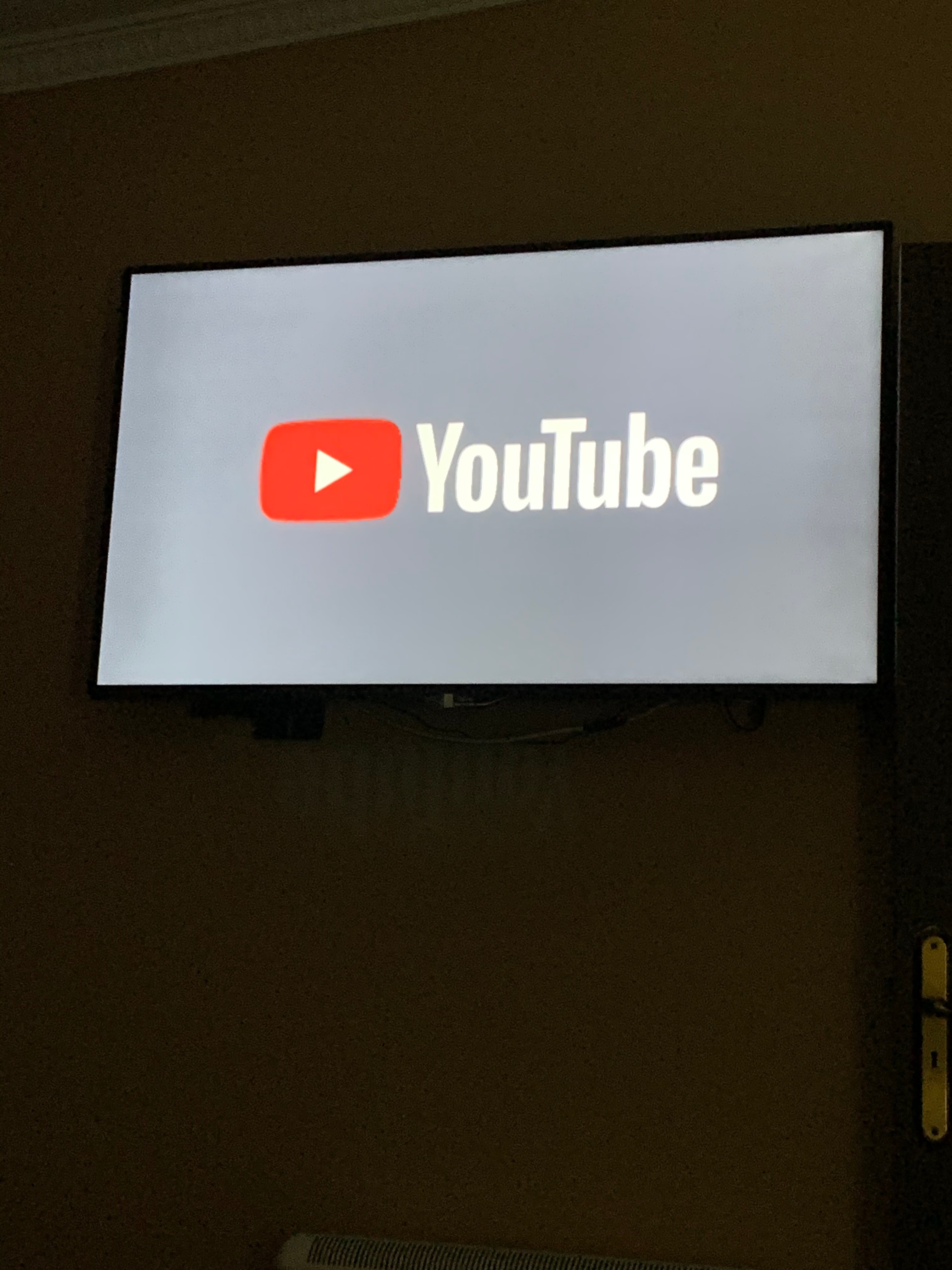 Youtube no funciona en mi smart tv, aparece el logotipo y se queda así