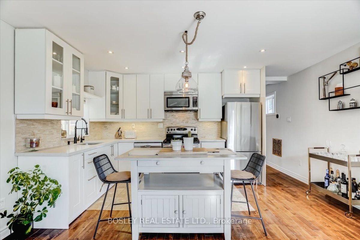 33 Rockcliffe Blvd Toronto 998,000 • IVANRE