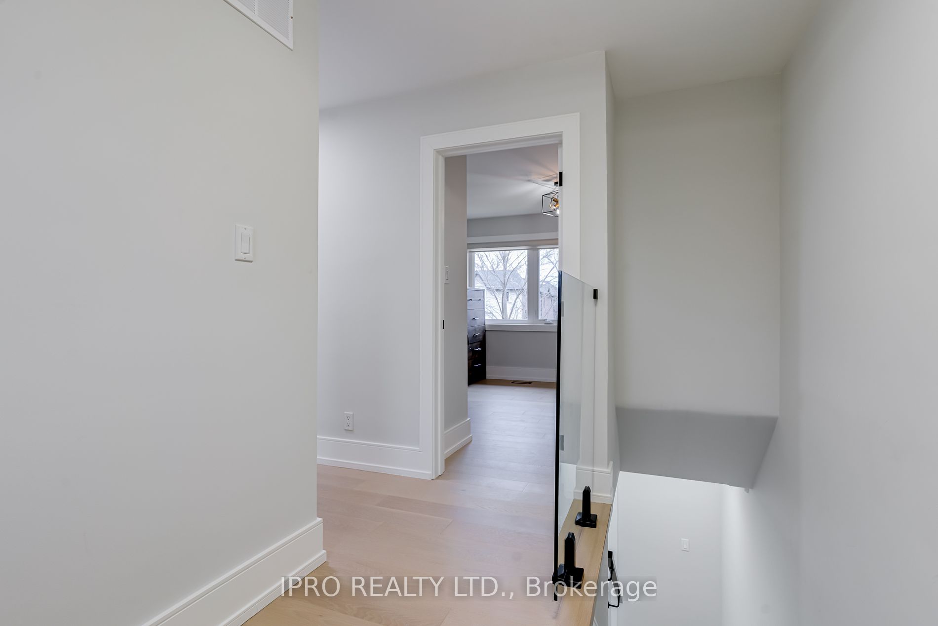 10 Urbandale Ave Toronto 2,330,000 • UNITYᴿᴱ
