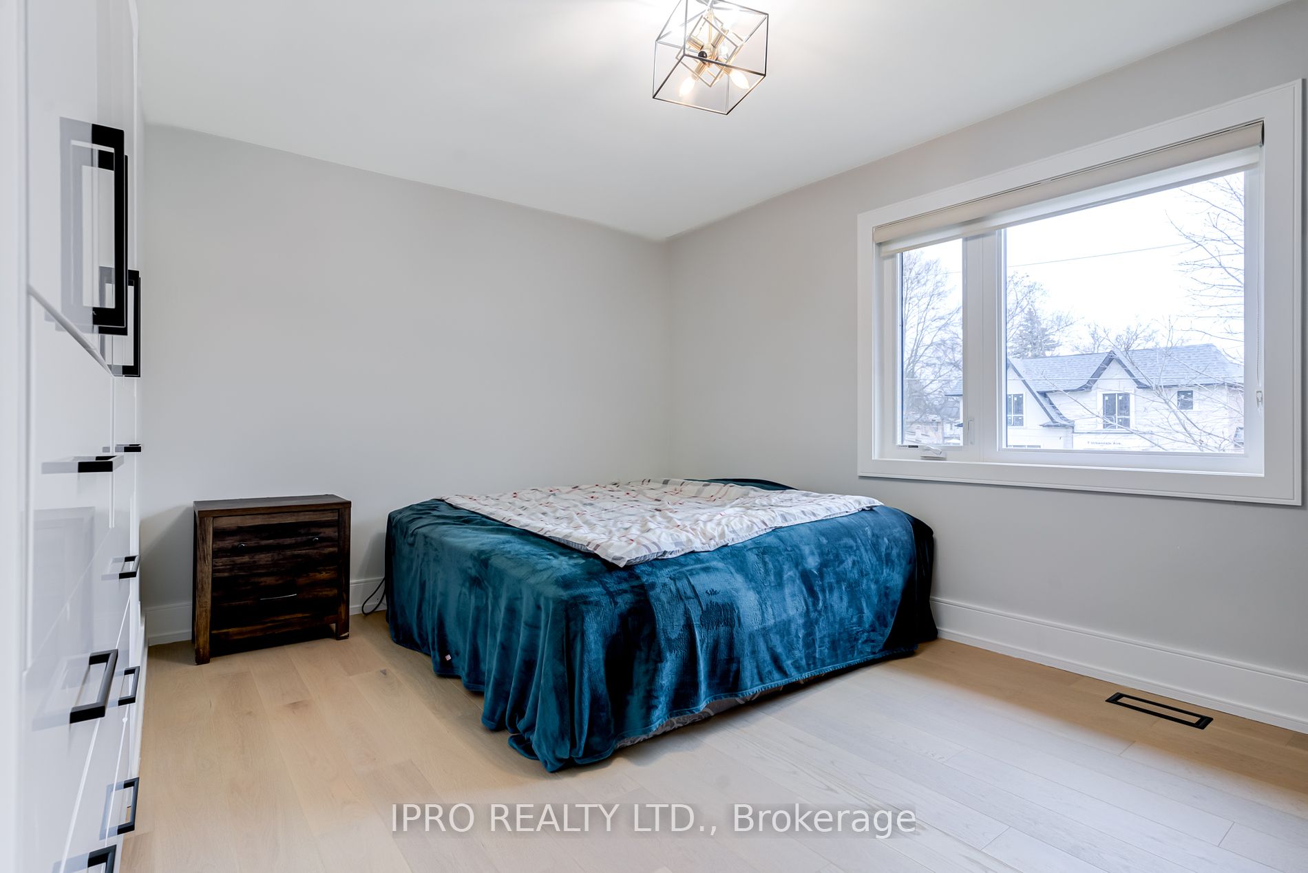 10 Urbandale Ave Toronto 2,330,000 • UNITYᴿᴱ