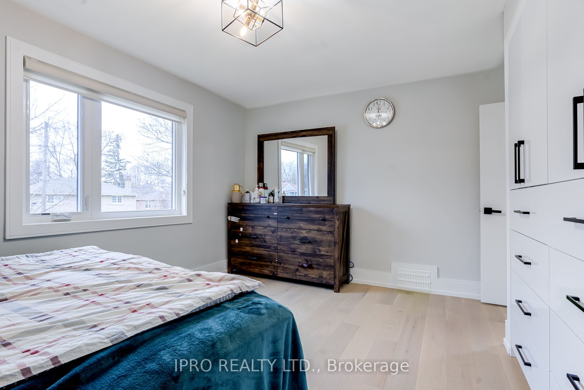 10 Urbandale Ave Toronto 2,330,000 • UNITYᴿᴱ