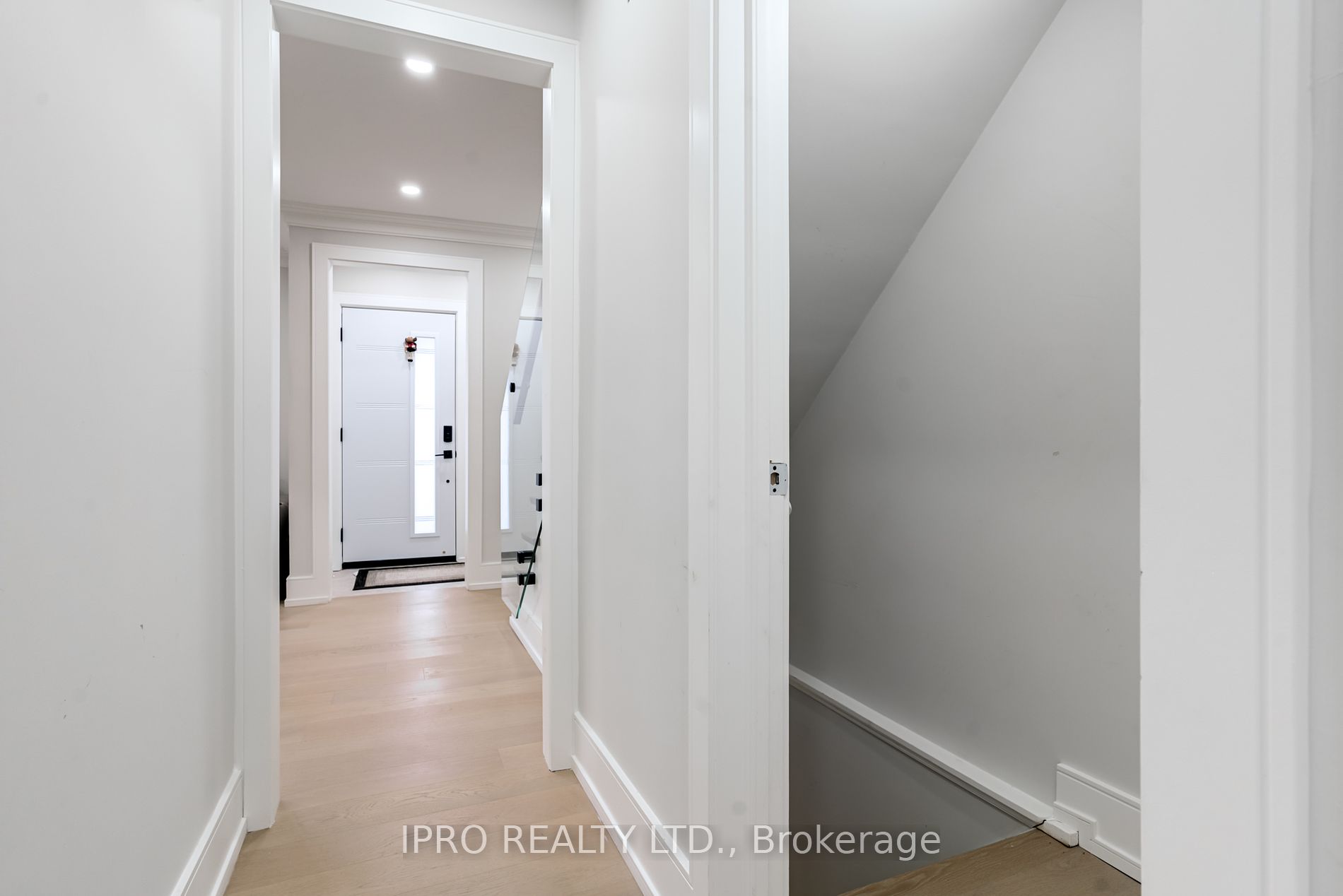 10 Urbandale Ave Toronto 2,330,000 • UNITYᴿᴱ