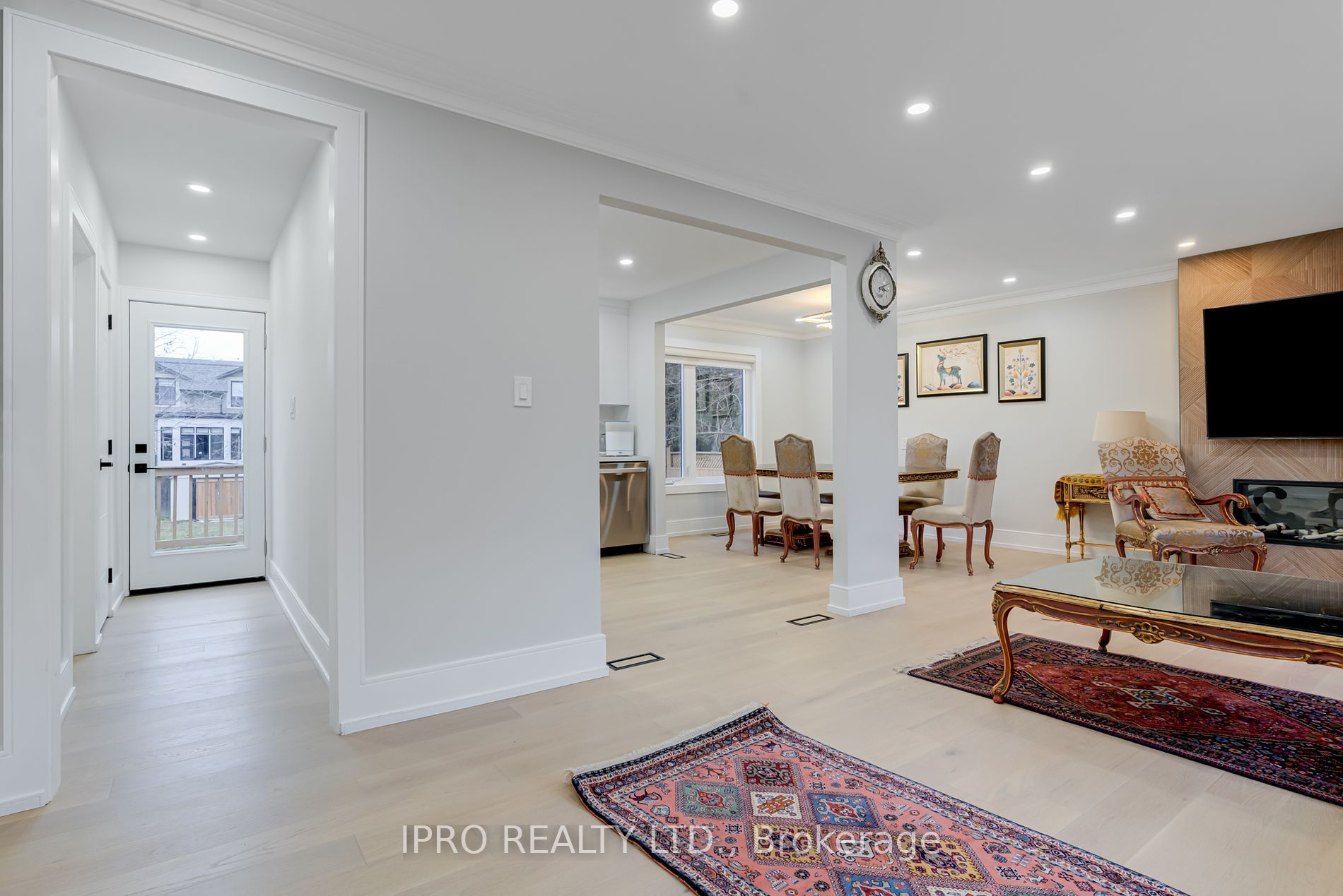 10 Urbandale Ave Toronto 2,330,000 • UNITYᴿᴱ