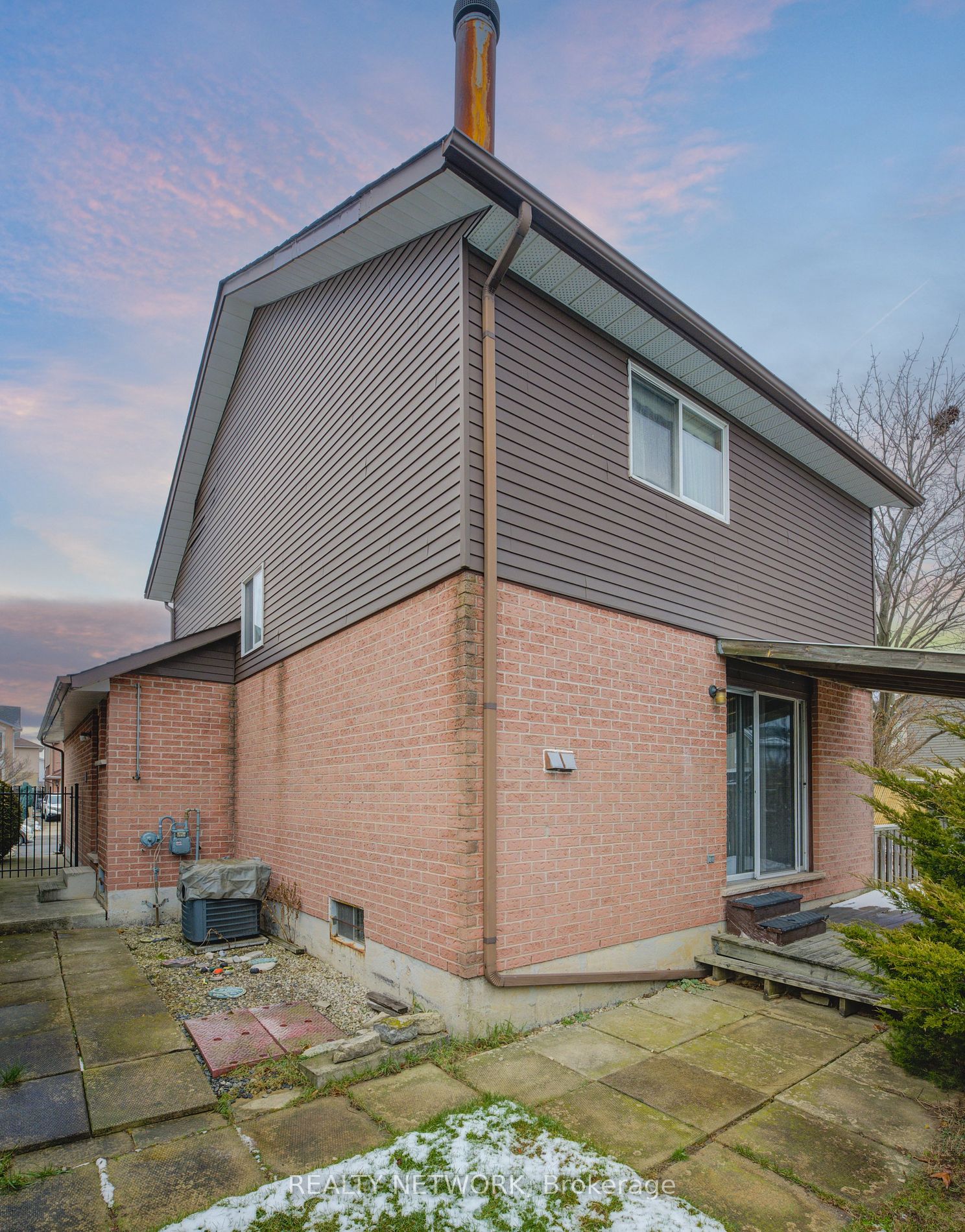 89 Charing Dr Hamilton 799,777 • IVANRE