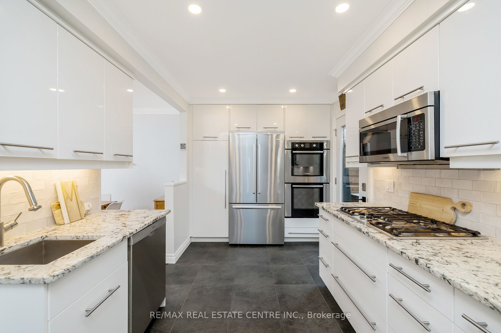 5052 Brady Ave Burlington 1,139,000 • IVANRE