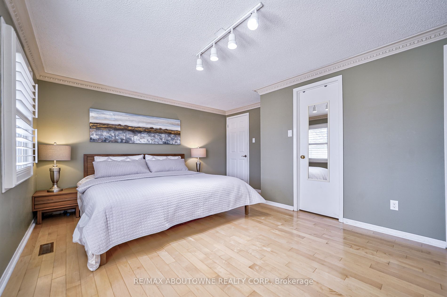 1394 Cobbler Lane Oakville 1,249,000 • IVANRE