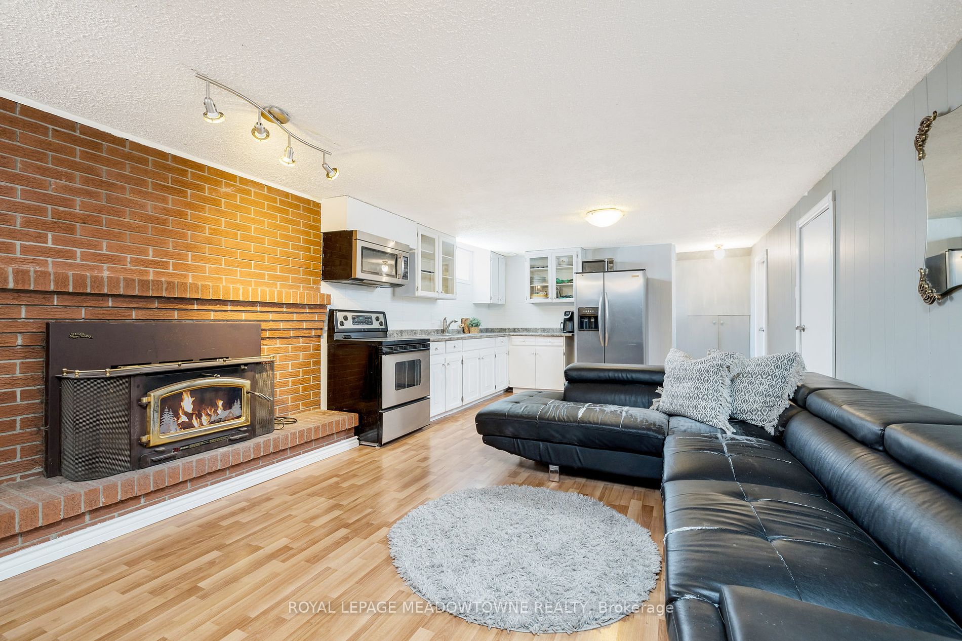 244 Laurier Ave Milton 1,099,900 • UnityRE