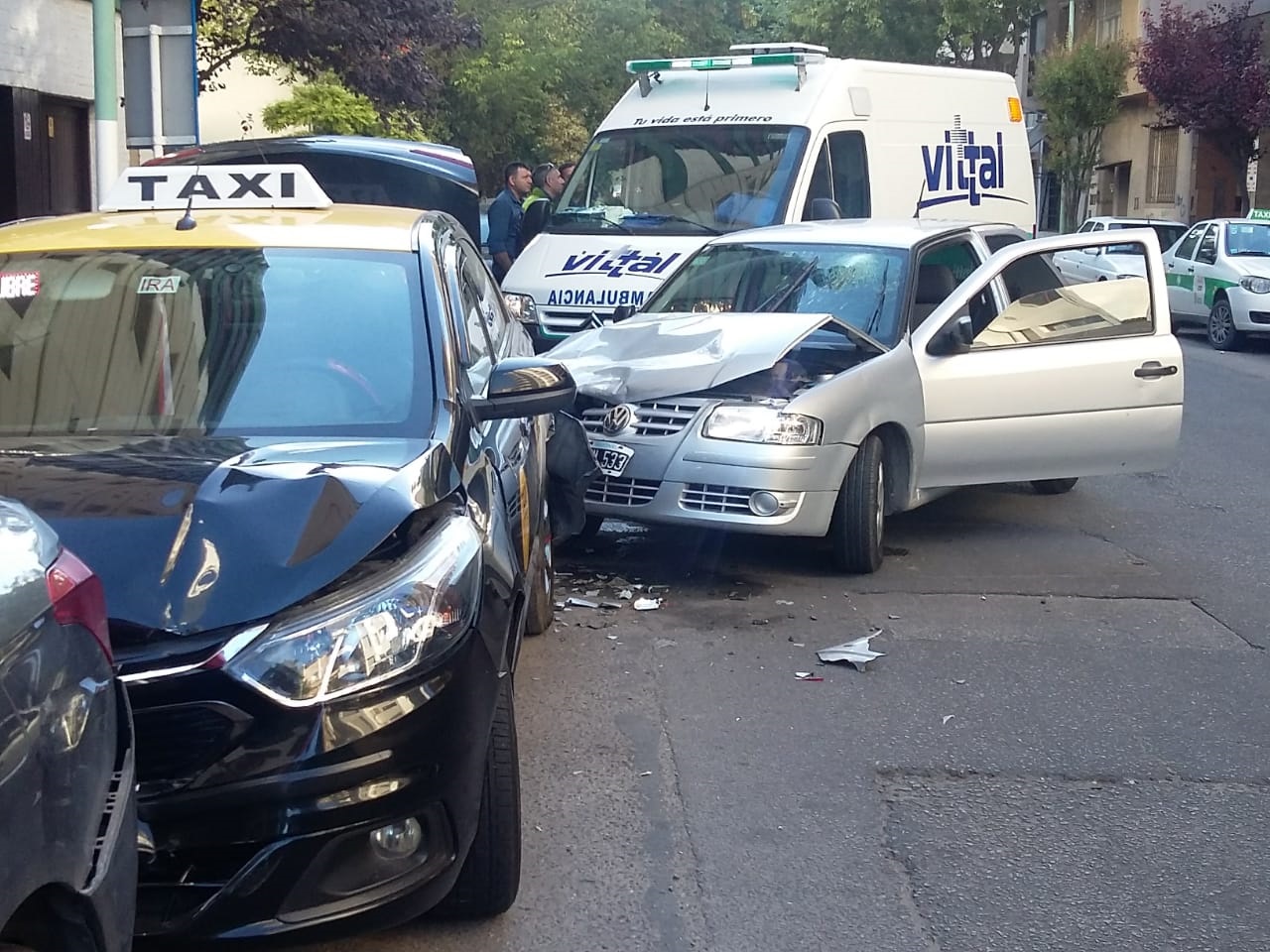 Milagro en La Perla un taxista fue atropellado desde atrás por un auto