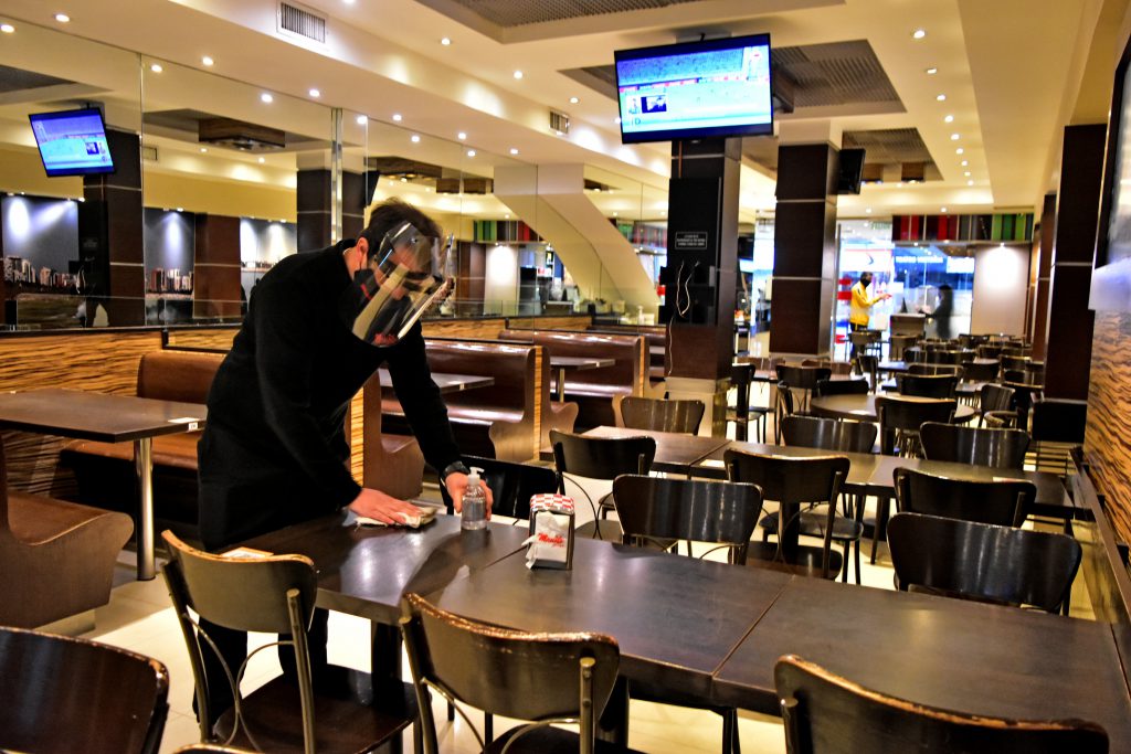 Bares y restaurantes pueden abrir, pero por ahora solo hasta las 19