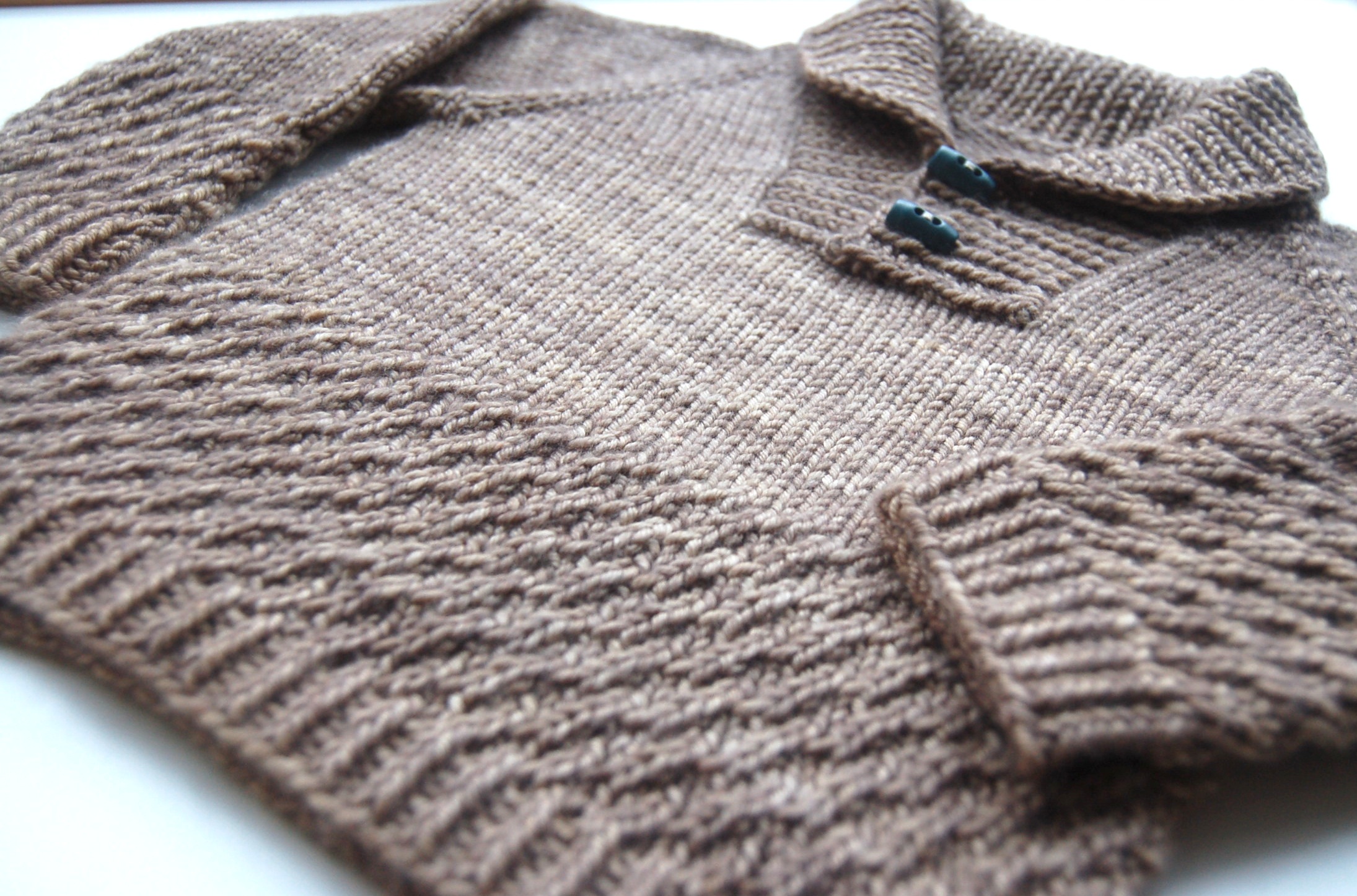 Boy sweater with shawl collar knitting pattern (en)