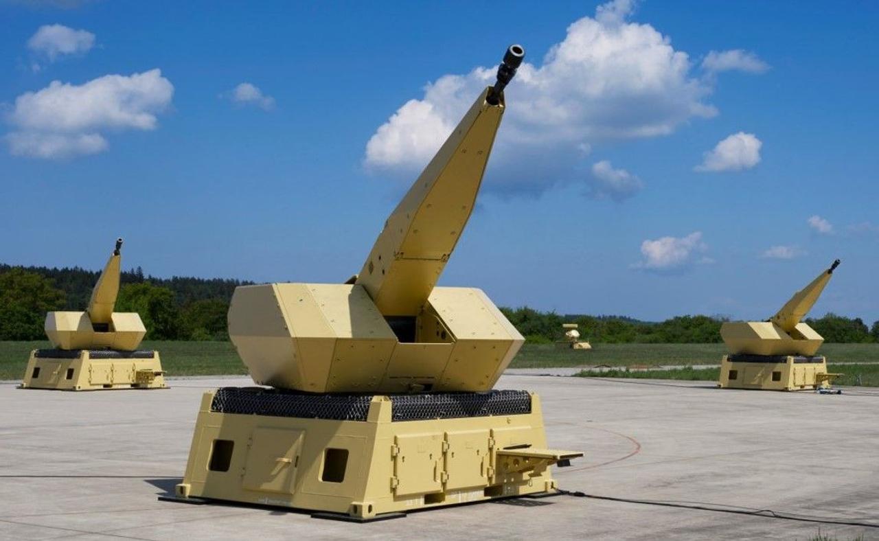 Зенітний комплекс MANTIS, скорострільність 1000 вистр/хв, дальність стрільби 5 км, призначений для захисту від повітряних загроз