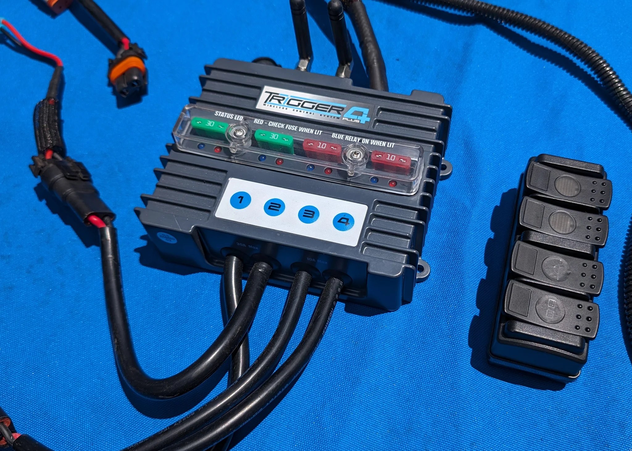 TRIGGER 4 PLUS Power Distribution System/Winch Controller New German