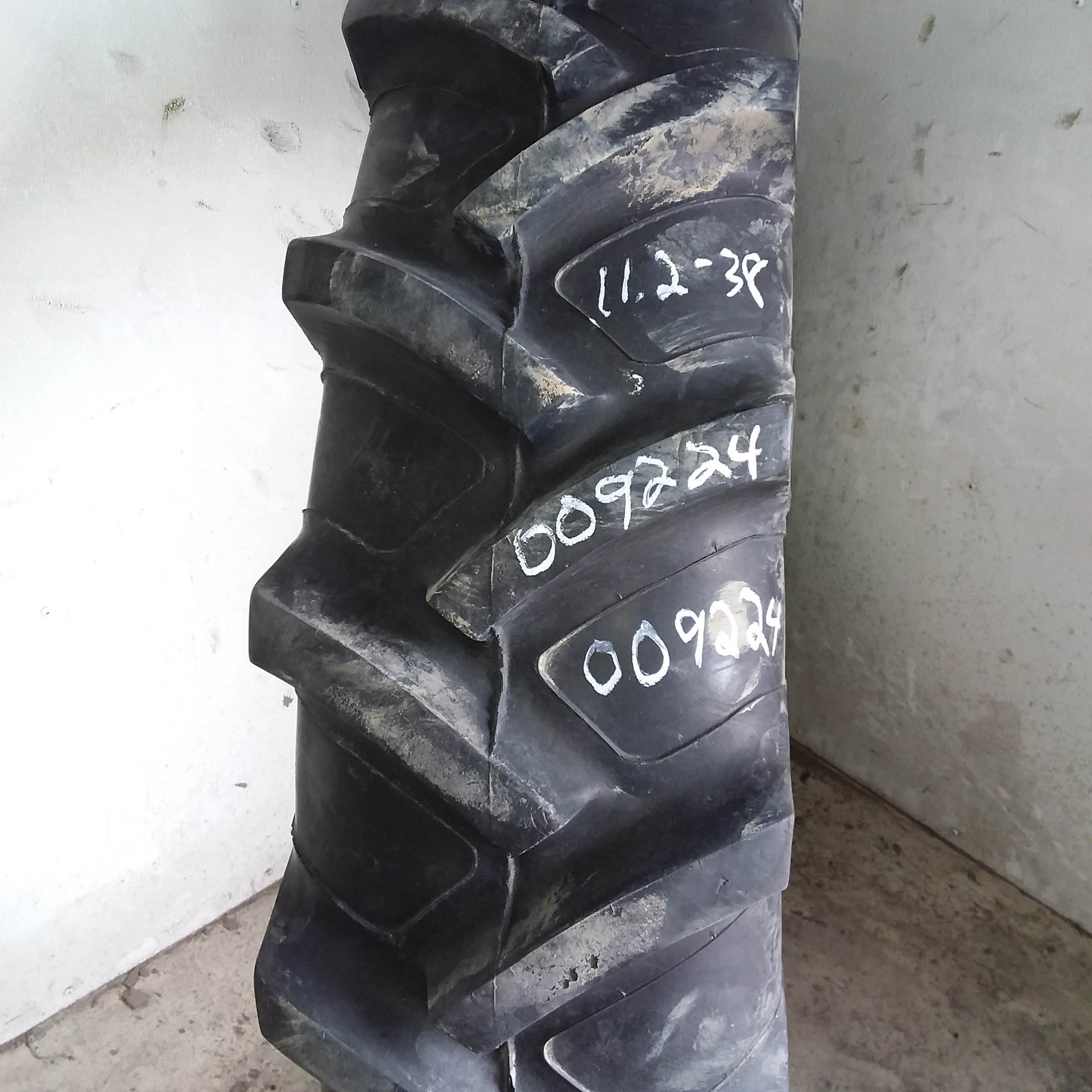 Used11.2/38 Titan Farm Hi Power Lug R1 Agricultural Tires for Sales