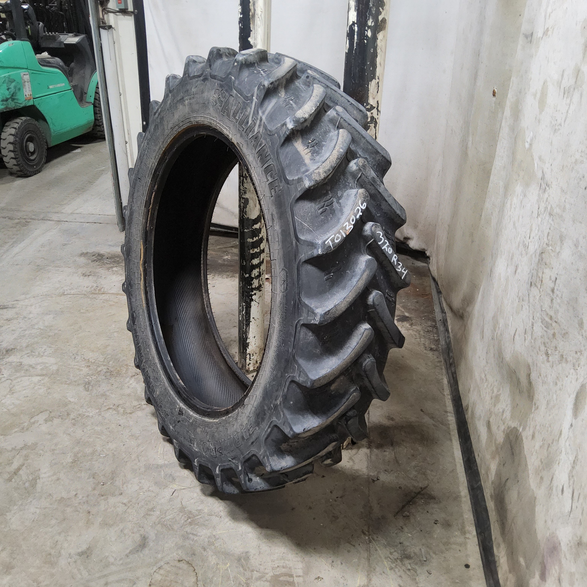 Used320/85R34 Alliance 846 Farm Pro II 85 Series R1W Agricultural