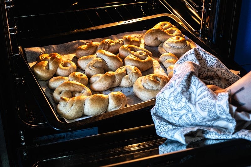 Can Aluminum Pans Go In The Oven?