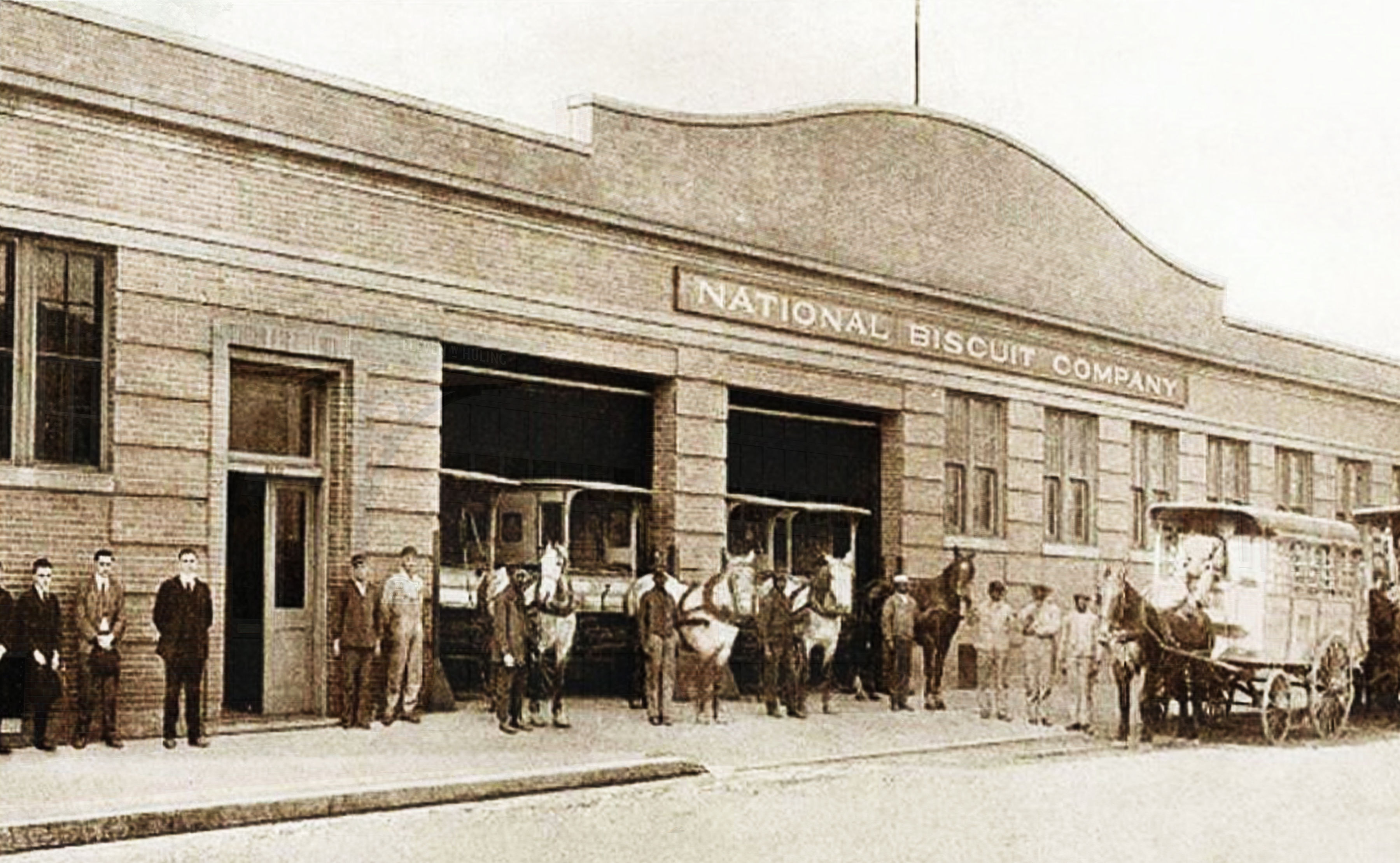 11 West Huling with men and carriages in front