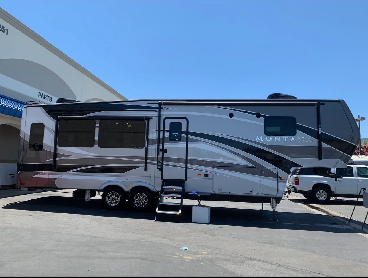 2020 Keystone Montana Legacy 3121RL Str8Up Toy Trader