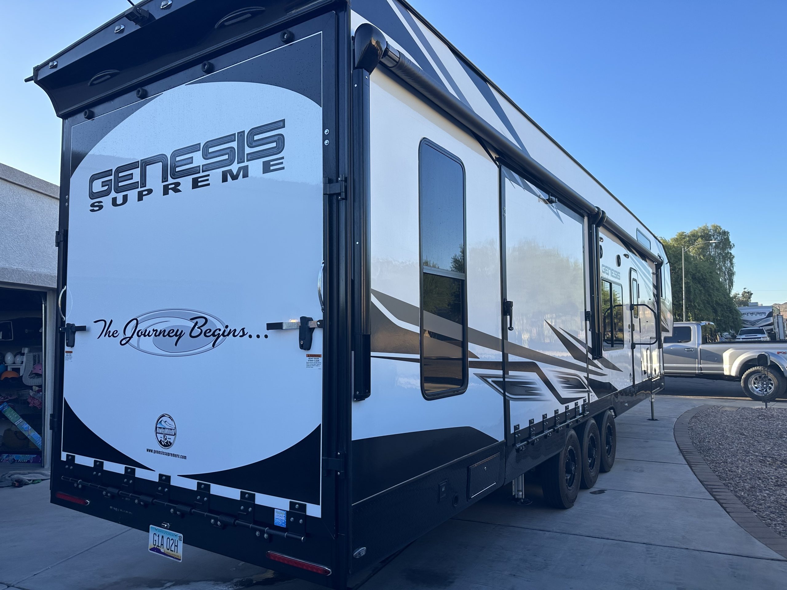 2022 Genesis Supreme 40CRPXL Side Patio! Str8Up Toy Trader