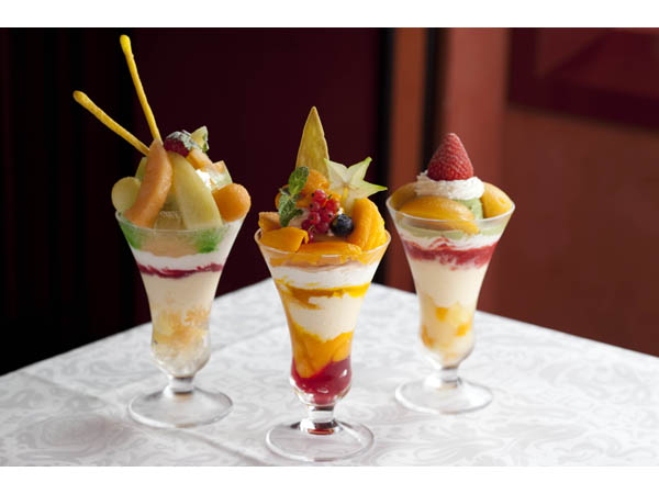 贅沢な旬のフルーツパフェが6種類！資生堂パーラー 銀座本店 サロン・ド・カフェにて「真夏のパフェフェア」が開催 STRAIGHT