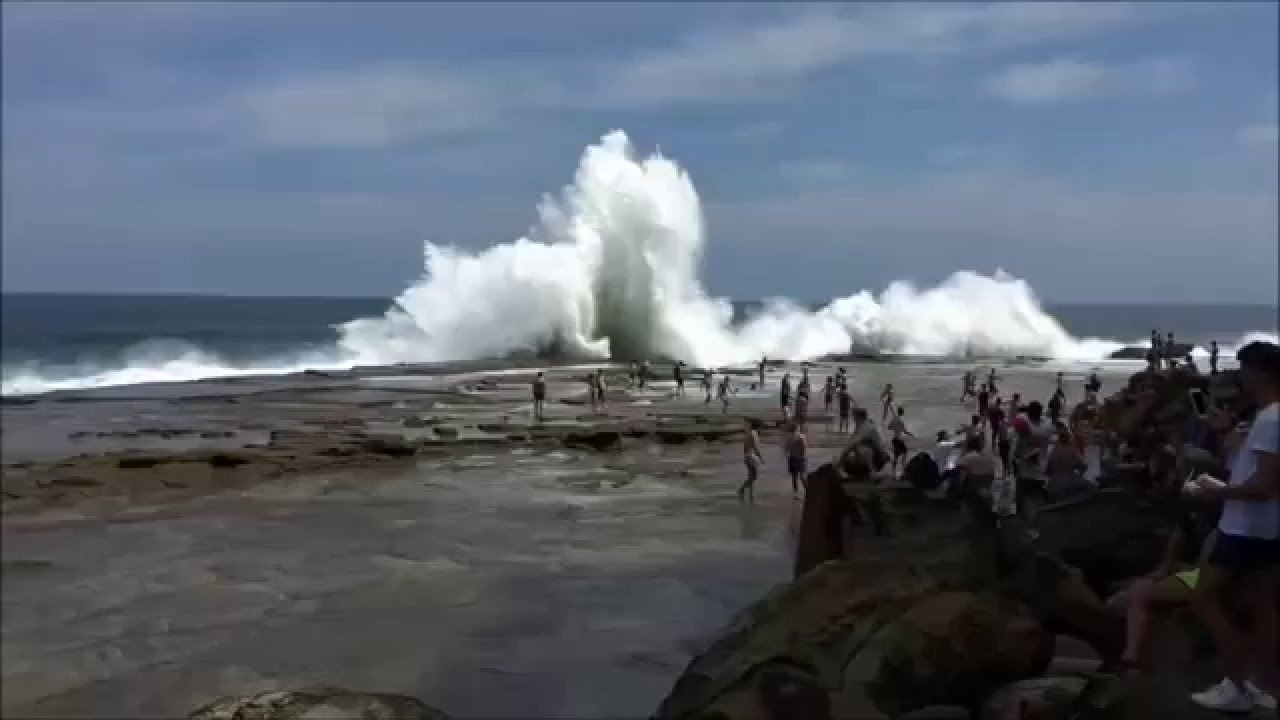 Giant rogue wave slams into swimmers in Sydney video