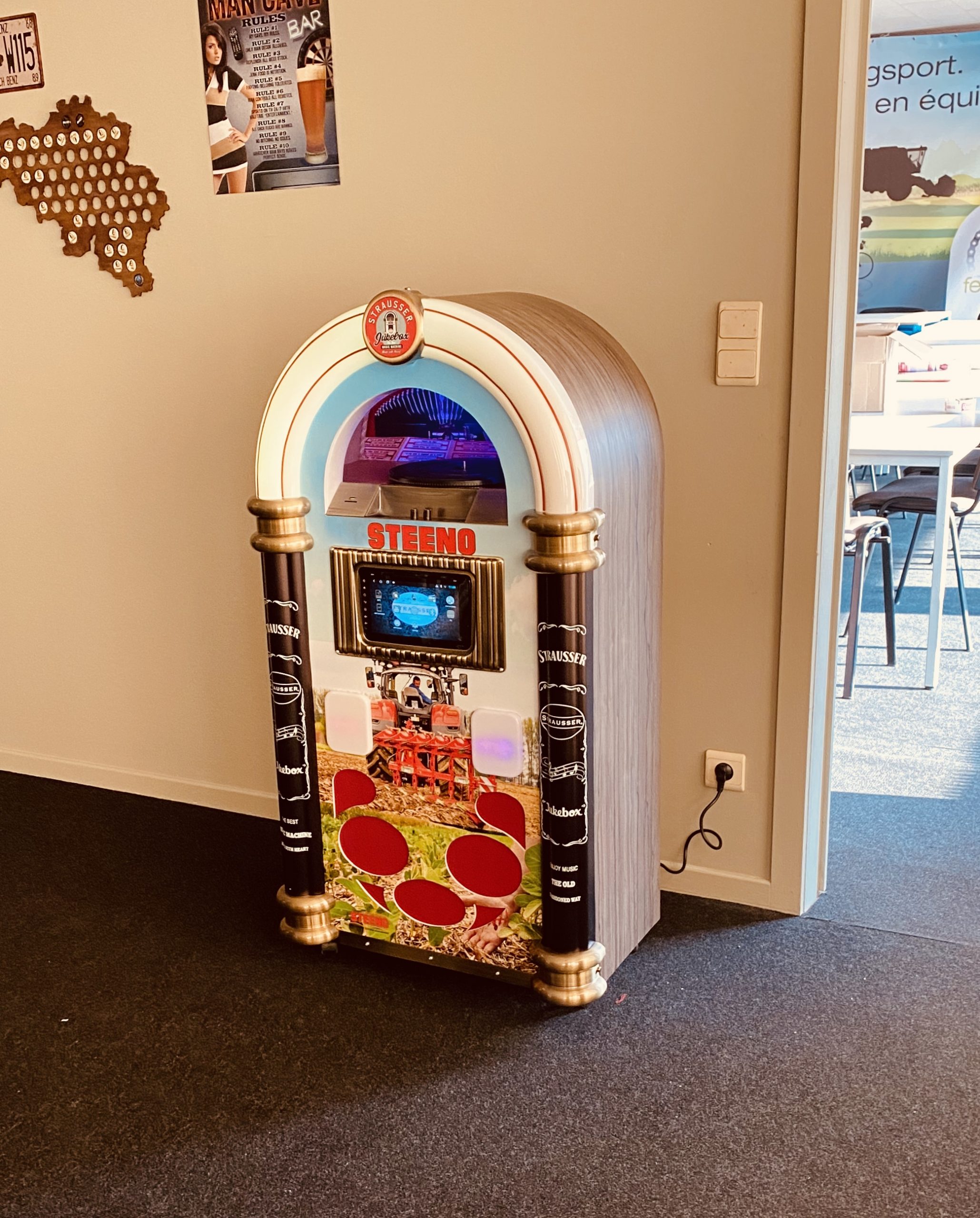 Jukebox with vinyl record player, radio, CD/DVD, MP3, wifi
