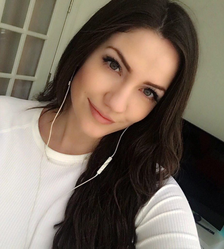 Hottest Female Twitch Streamers (Top 20) Streamsentials