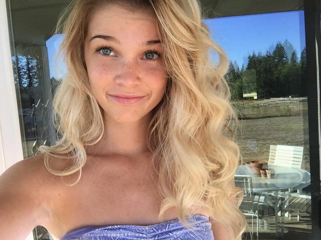 Hottest Female Twitch Streamers (Top 20) - Streamsentials