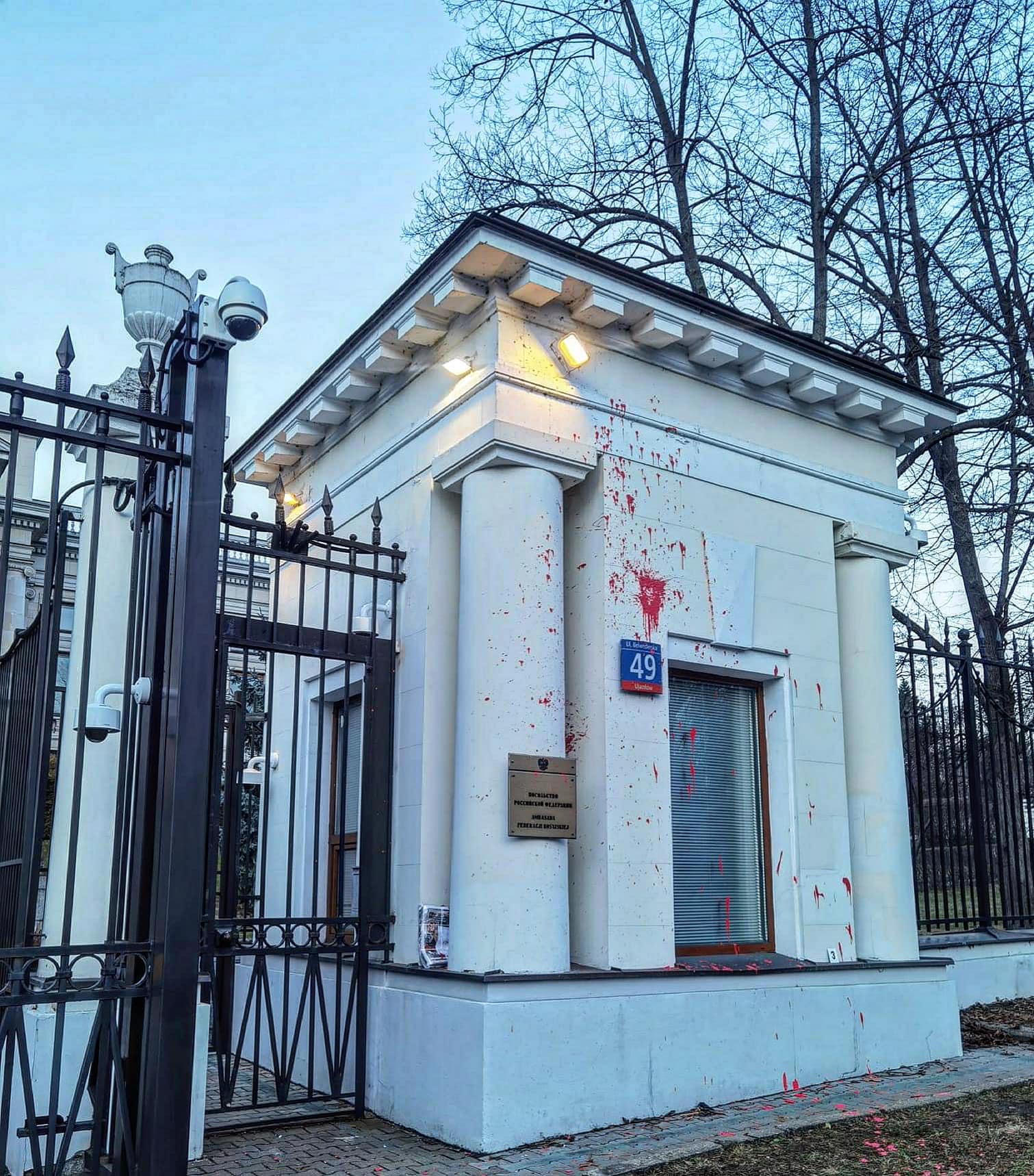 You can protest in various ways. Russian Embassy in Warsaw STREET ART