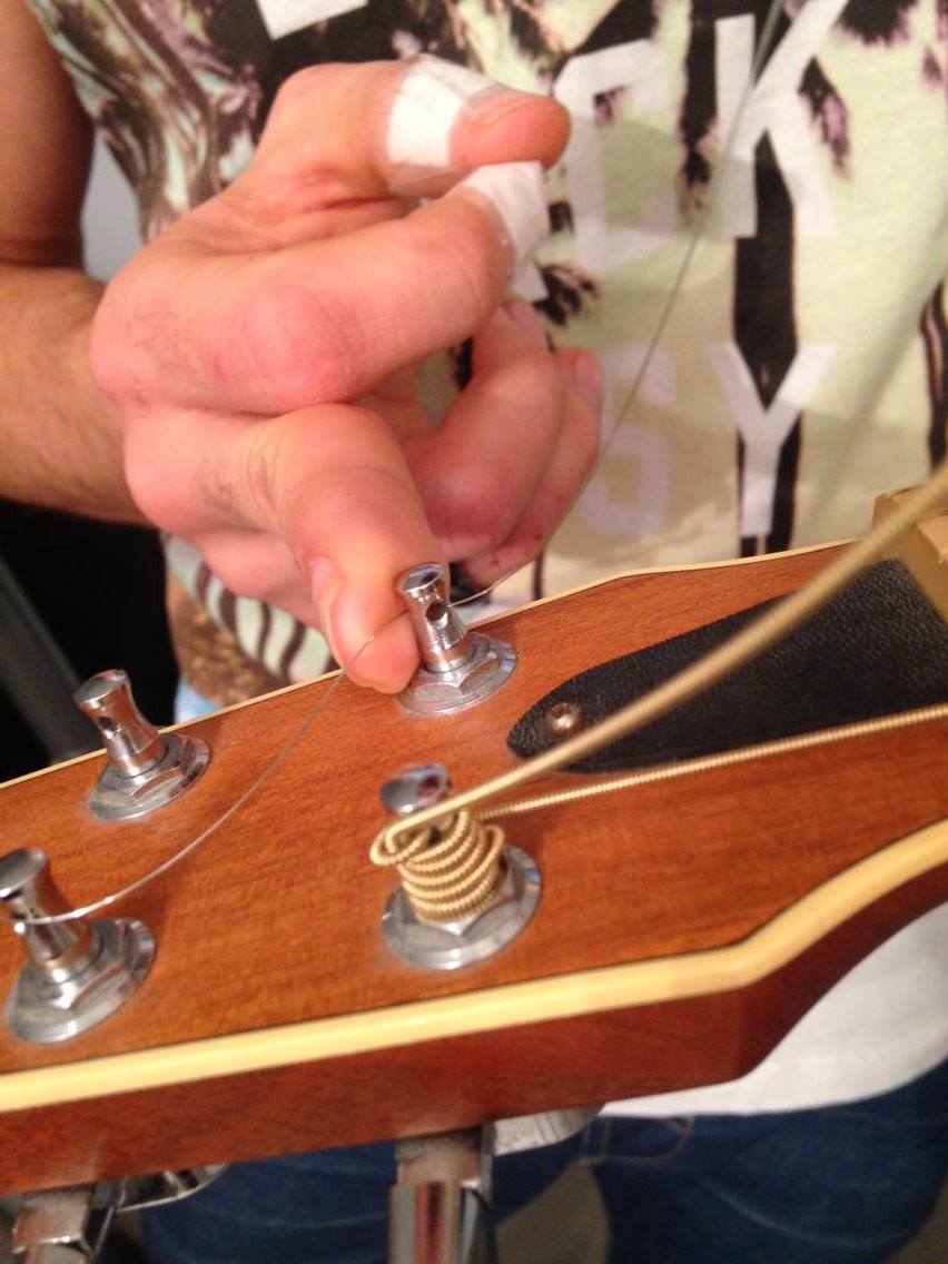 QUAND et COMMENT CHANGER ses CORDES de GUITARE ? THÉORIE et PRATIQUE