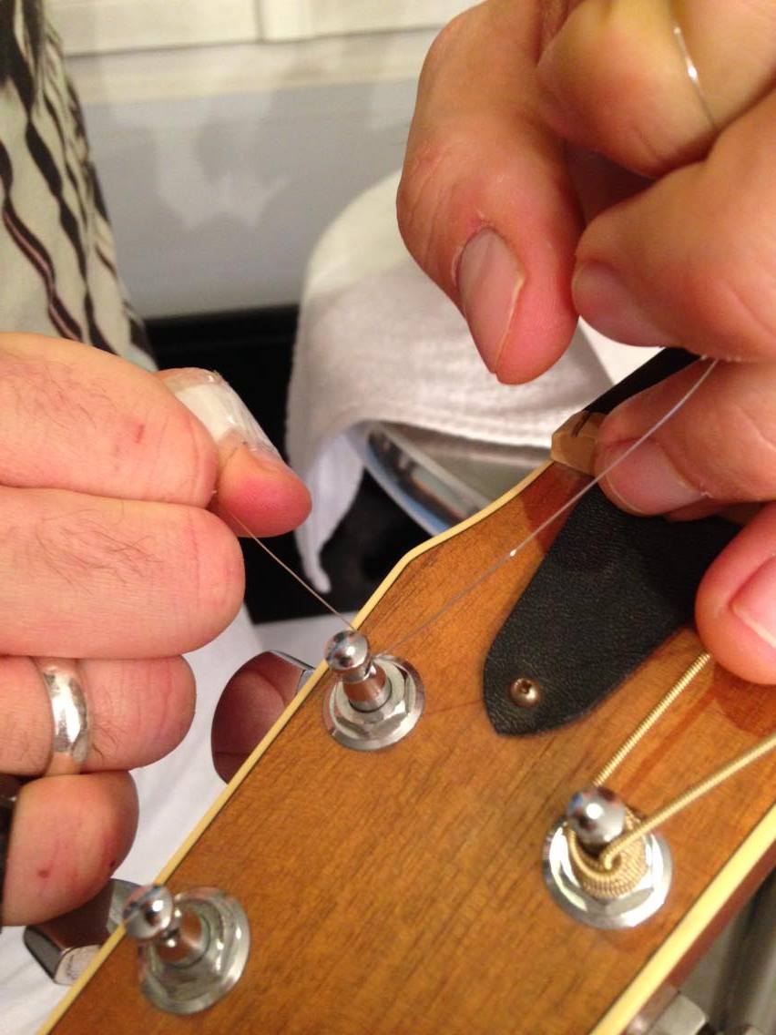QUAND et COMMENT CHANGER ses CORDES de GUITARE ? THÉORIE et PRATIQUE