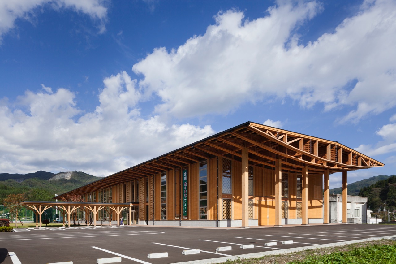 STROOG｜ 中大規模木造建築物 BIM事例「住田町新庁舎」 / ラチス耐力壁による木と光の空間