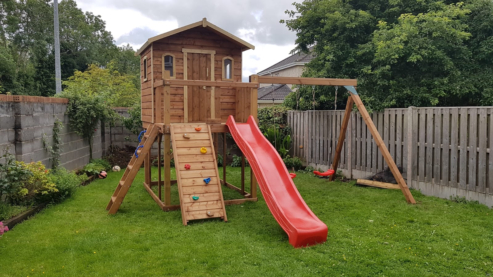 Tree house Wacky world slide and swings STT Swings