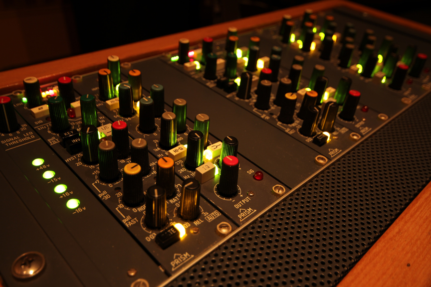 レコーディング,マスタリングやプロデュースなど音楽制作全般 スタジオライトスタッフグループオンラインネットワーク