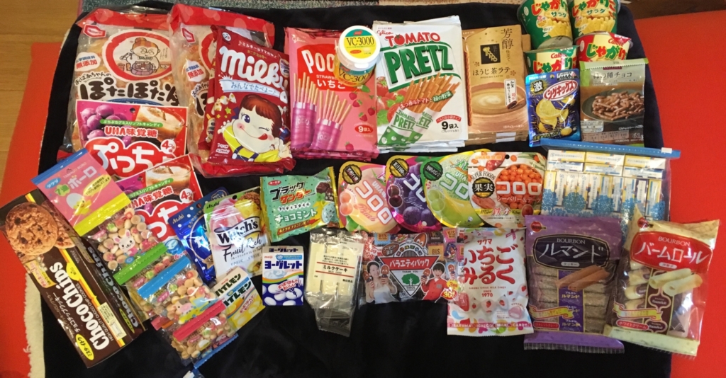 日本からお菓子を送ってもらいました studio π