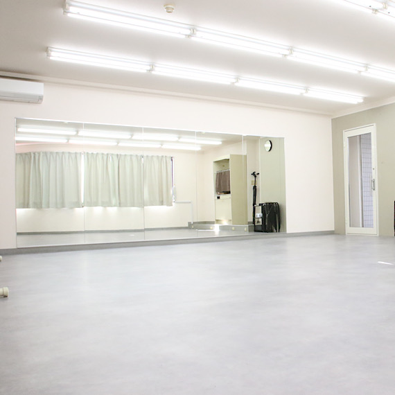 【神戸三宮】レンタルスタジオPleasure格安貸しレンタルスタジオ 神戸三宮から一駅隣の広いダンススタジオ。広々とダンスやヨガ、バレエ