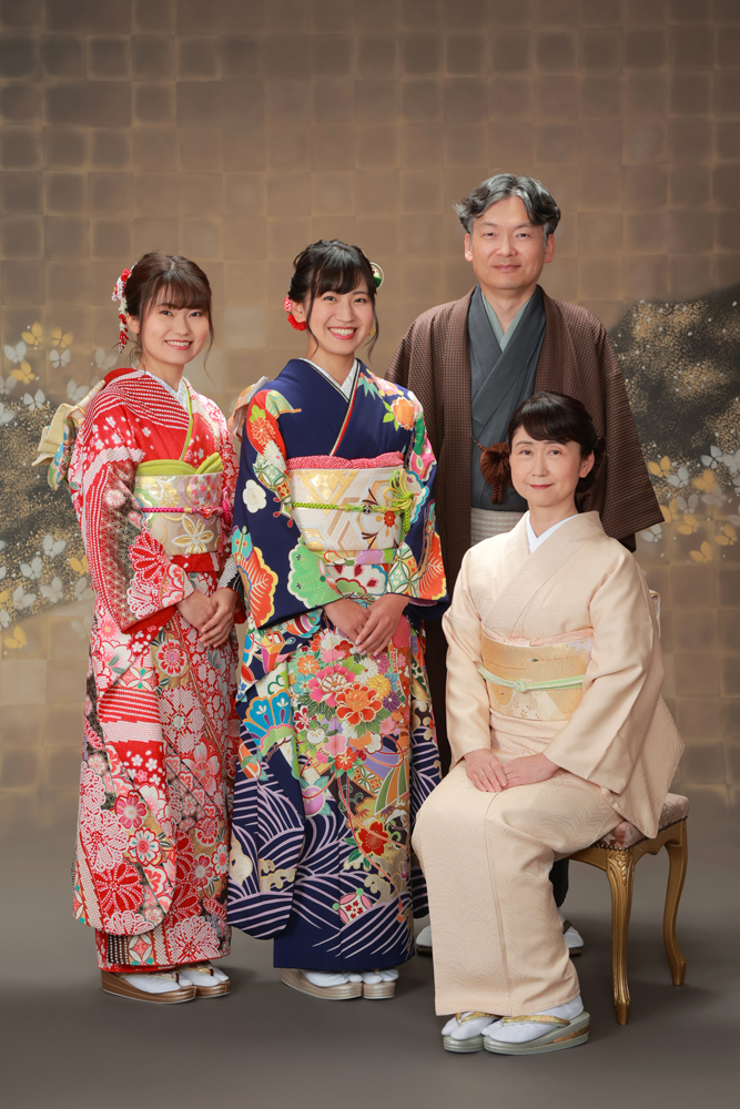 【成人式・振袖】着物で家族写真を撮って素敵な1枚を残しませんか？ トータルフォトスタジオトマト栃木県小山市の写真館です。七五三、お宮参り