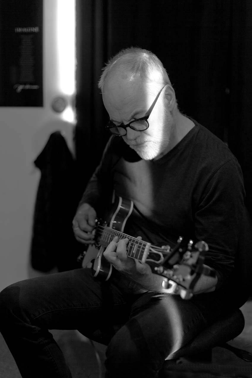 GUITAR AND BASS LESSONS TORONTO! Studio 211