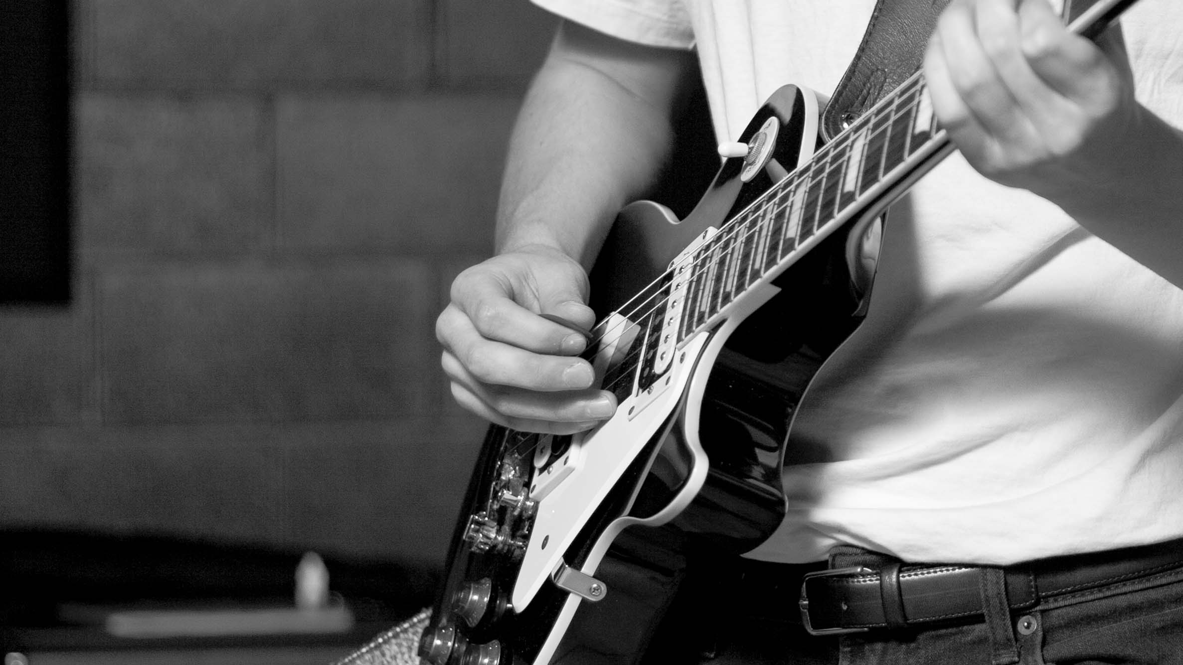 GUITAR AND BASS LESSONS TORONTO! Studio 211