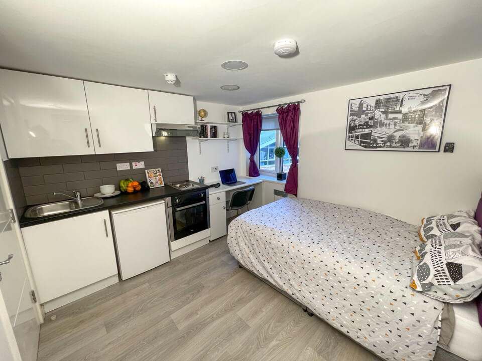 Student in Luton Studio 4 Apartments
