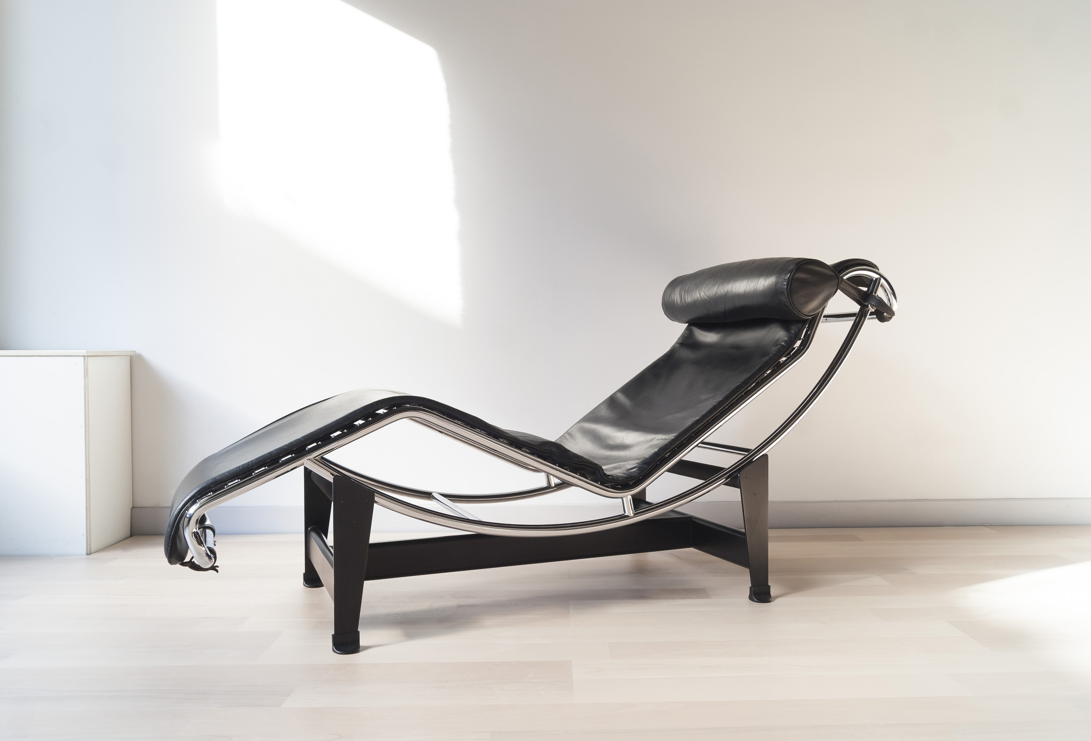 RETRO LE CORBUSIER LOUNGE CHAIR LC4 BY CASSINA Studio Albert