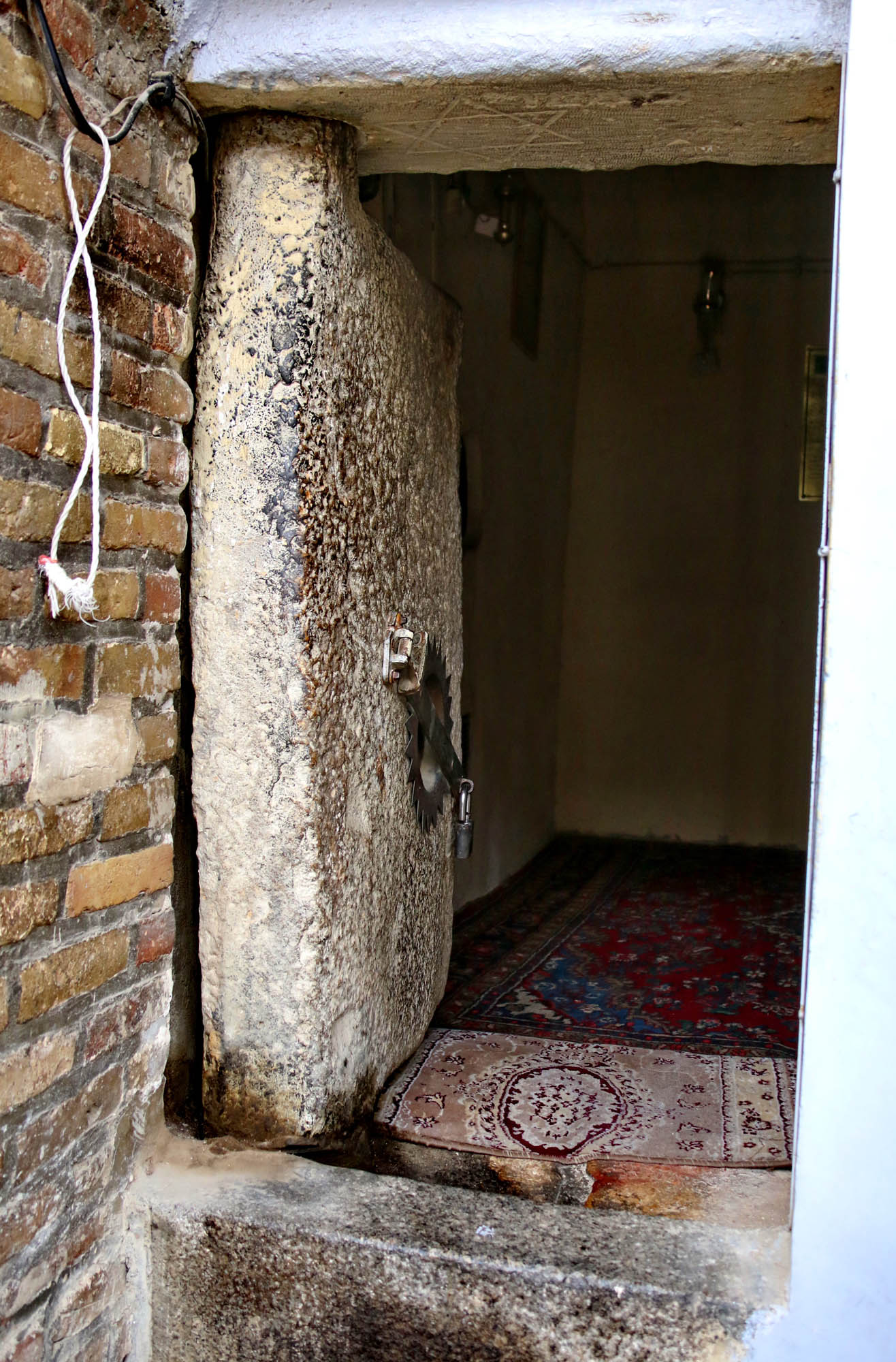 Poemas del río Wang The tomb of Queen Esther in Persia