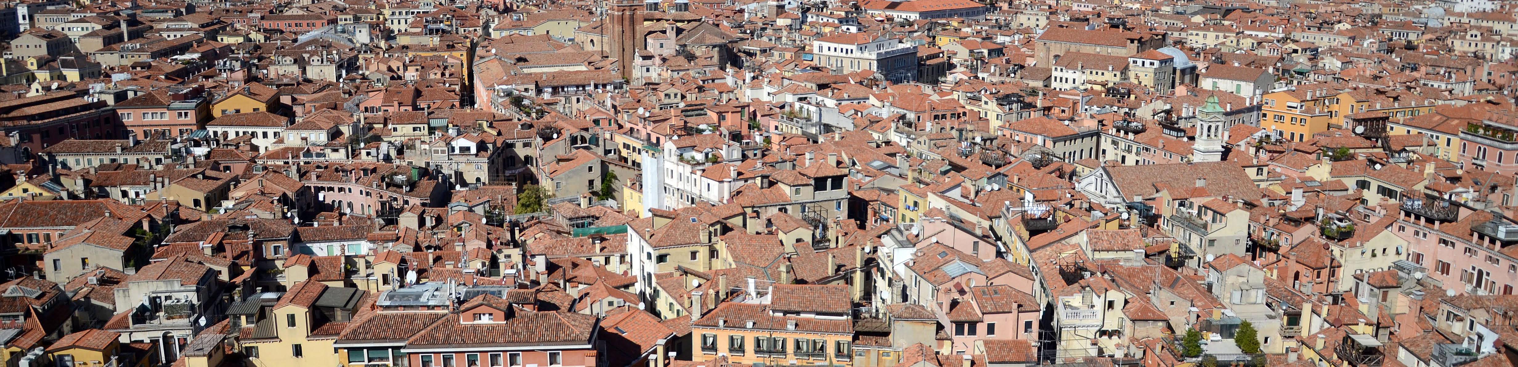 Does Italy have the equivalent of Target or Walmart (or any superstore