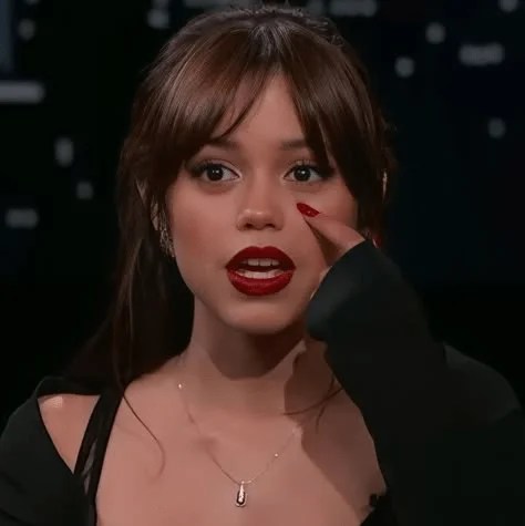 Jenna Ortega Haircut: Styles For Her Signature Look - 2025