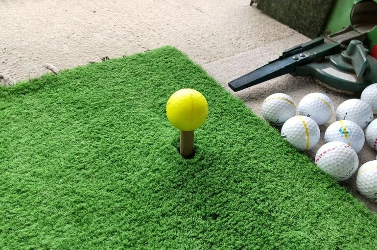 ゴルフ打ちっぱなし初心者必見！上達のコツと施設選びのポイント 東京のゴルフスクールとしてスイングレッスンなどの様子について語ります