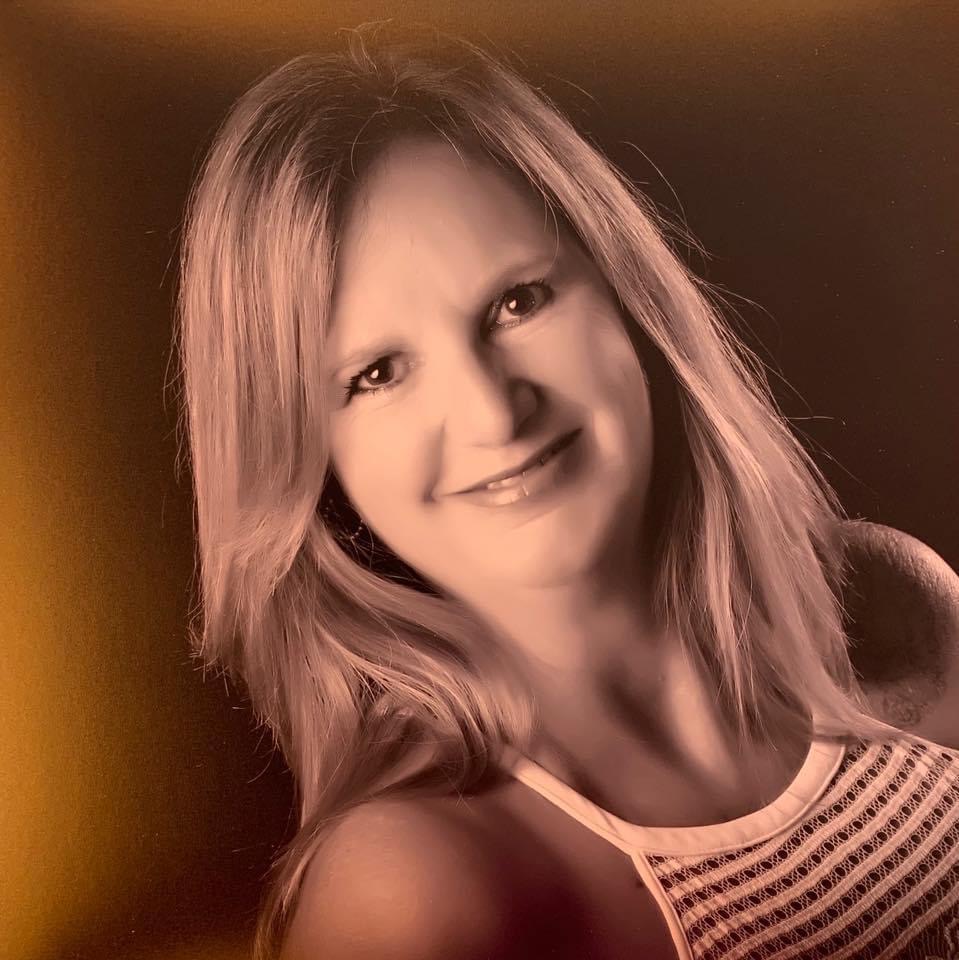 Kim Wellborn “TANGLEZ HAIR” Stylist Studios Salon