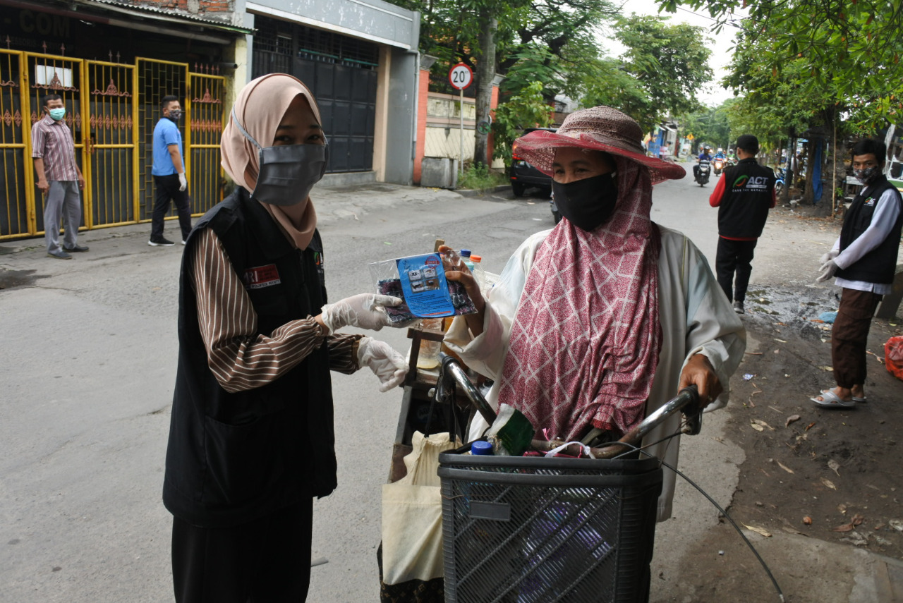 Masker untuk Semua, ACT Jawa Timur Bagikan Masker Kain untuk Masyarakat Surabaya Suara Muslim