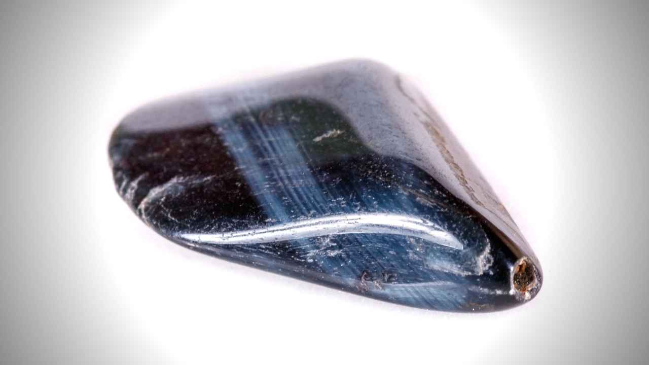 7 Remarkable Blue Tigers Eye Metaphysical Meanings & Uses